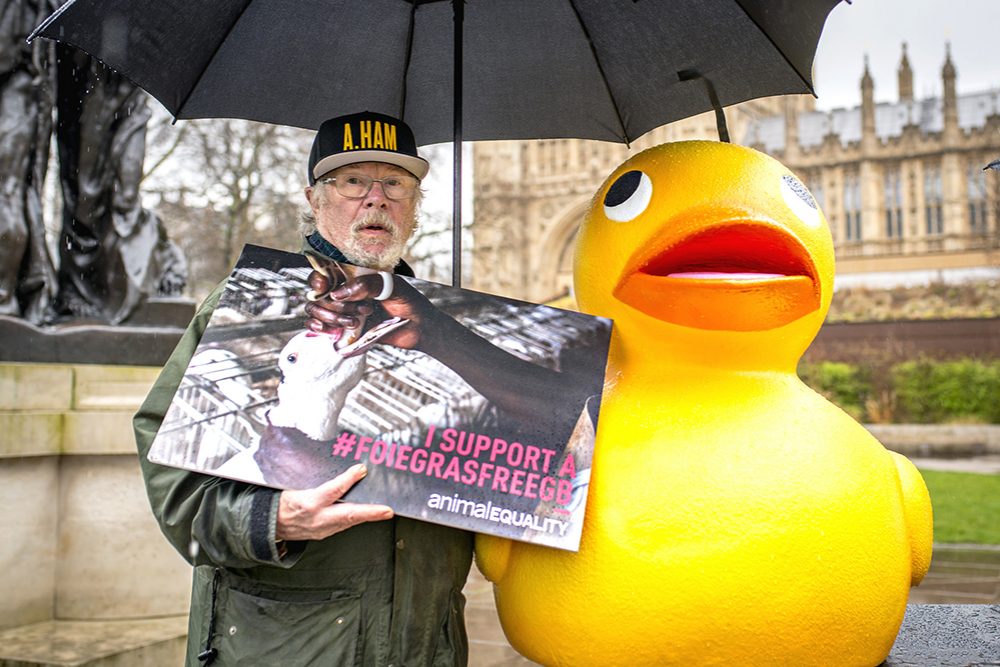 Bill Oddie hands in 70,000 signatures to DEFRA calling for a foie gras import ban