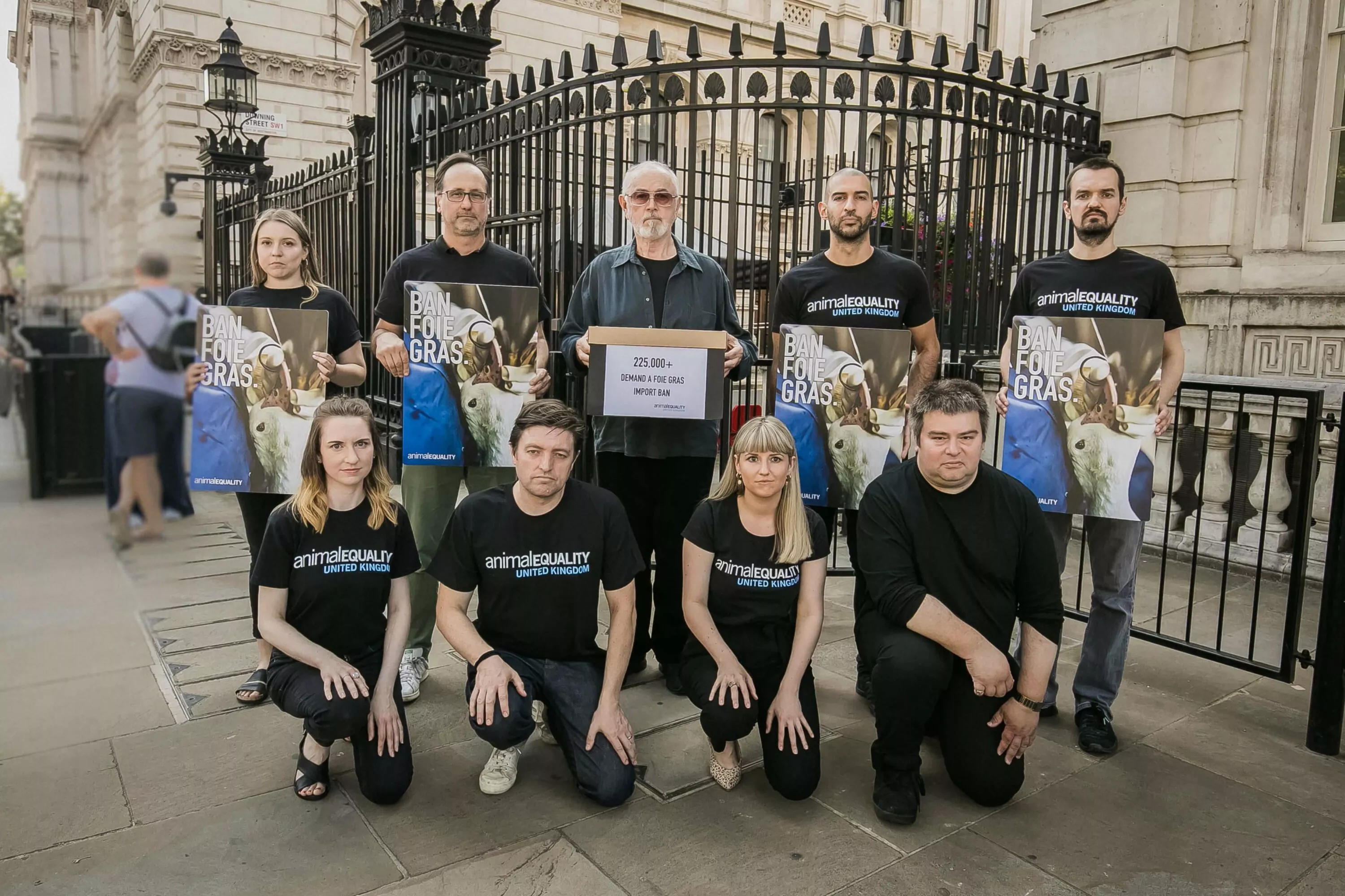Peter Egan with Animal Equality's supporters at Downing Street delivering 225,000 signatures to ban foie gras made by force-feeding 
