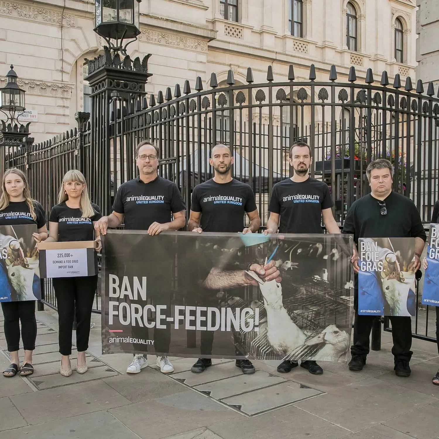 Peter Egan and Animal Equality supporters deliver 225,000 petition signatures to ban foie gras