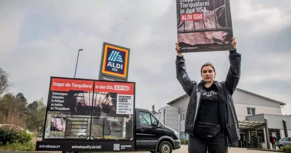 Animal Equality campaigns against Aldi