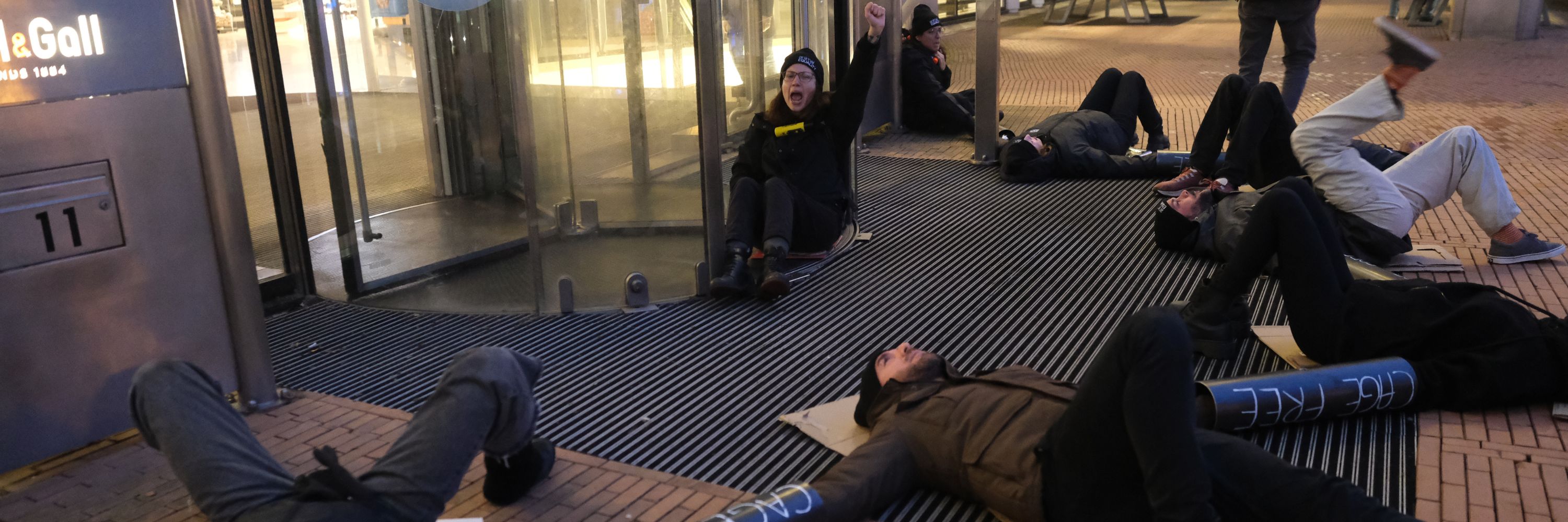 Ahold-delhaize-chained-protest 3000 x 1000