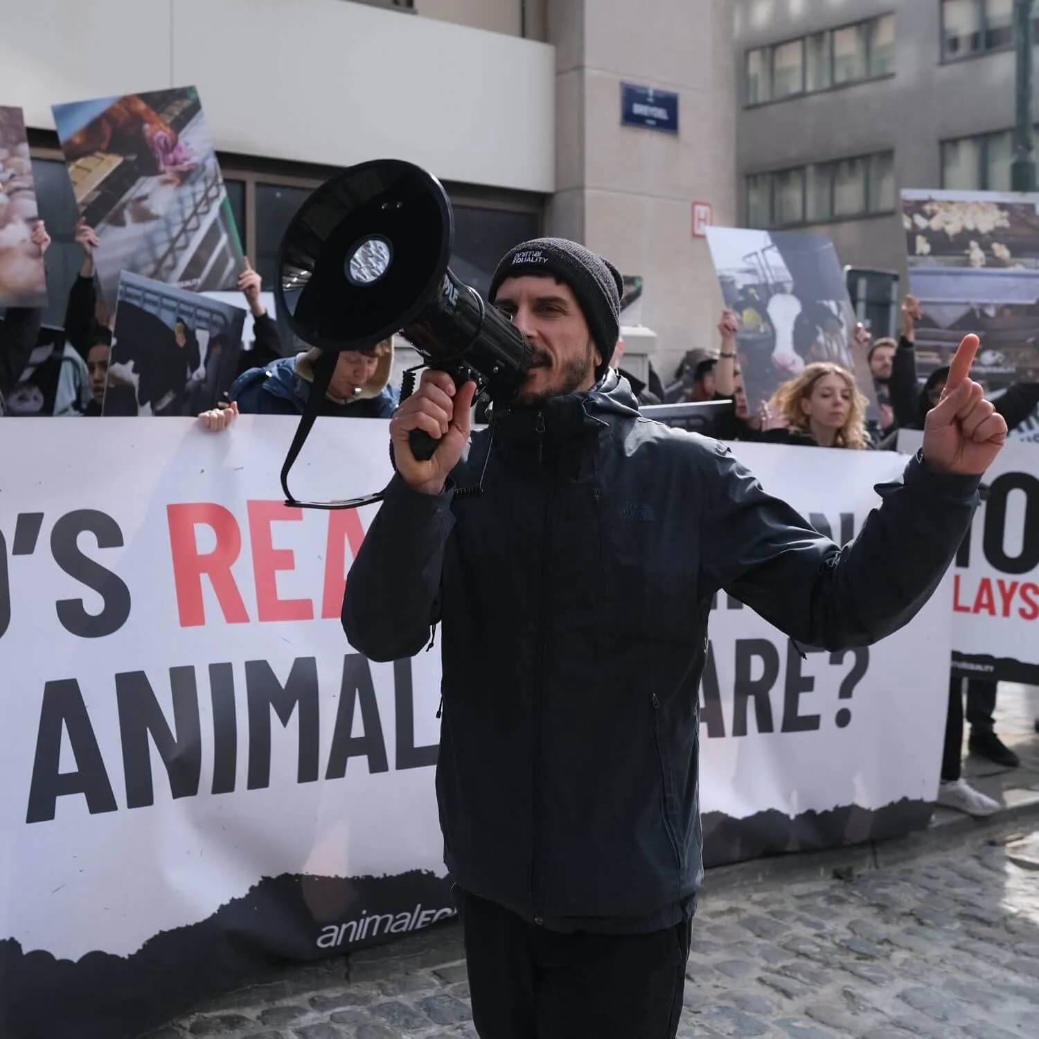 100 activists at the doors of Olivér Várhelyi, EU Commissioner for Health and Animal Welfare