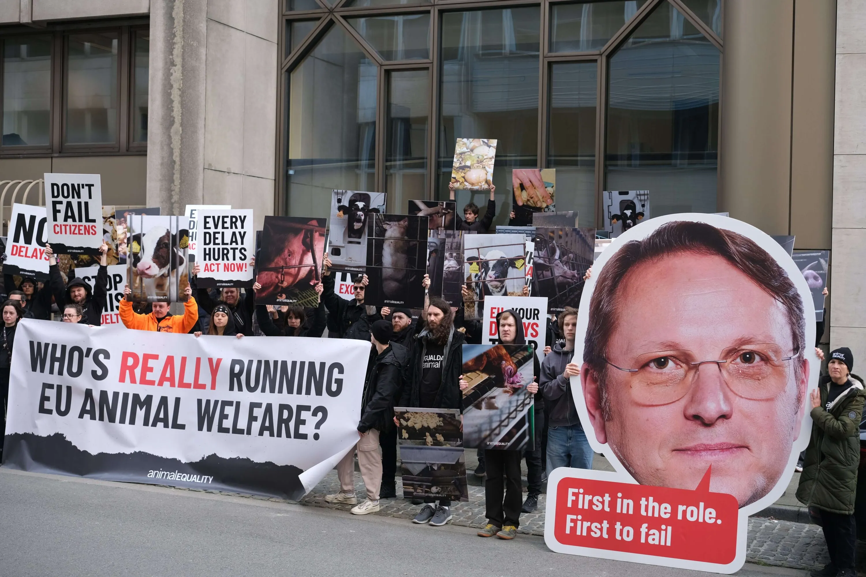 100 activists at the doors of Olivér Várhelyi, EU Commissioner for Health and Animal Welfare